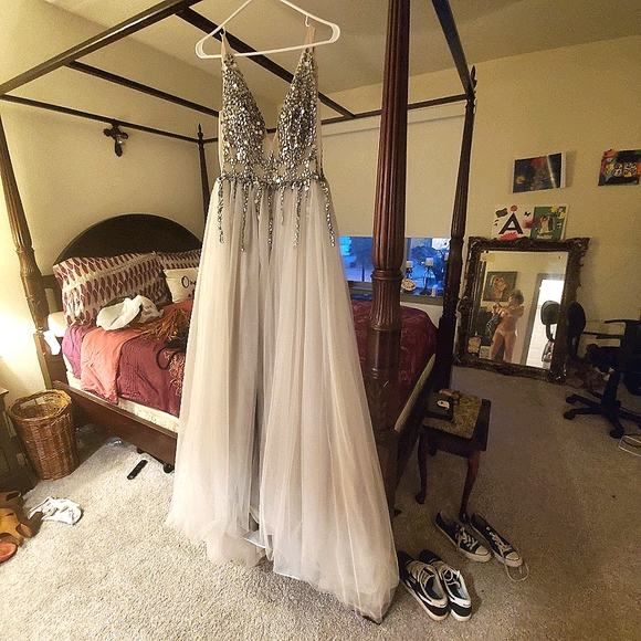 Prom/Homecoming/Gown - Picture 1 of 2